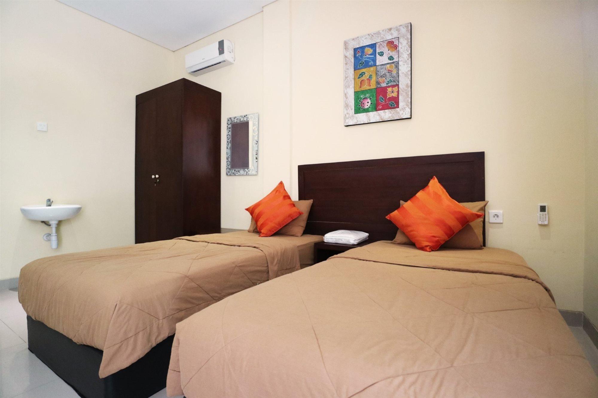 Hotel Dee Mansion Denpasar Esterno foto