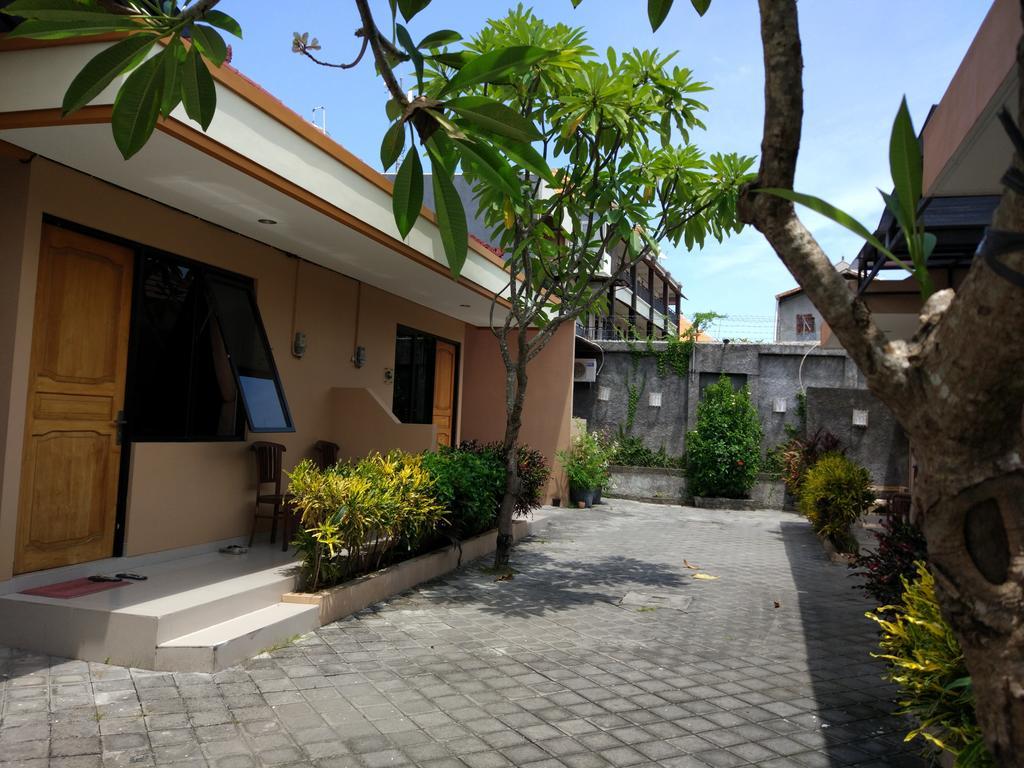 Hotel Dee Mansion Denpasar Esterno foto