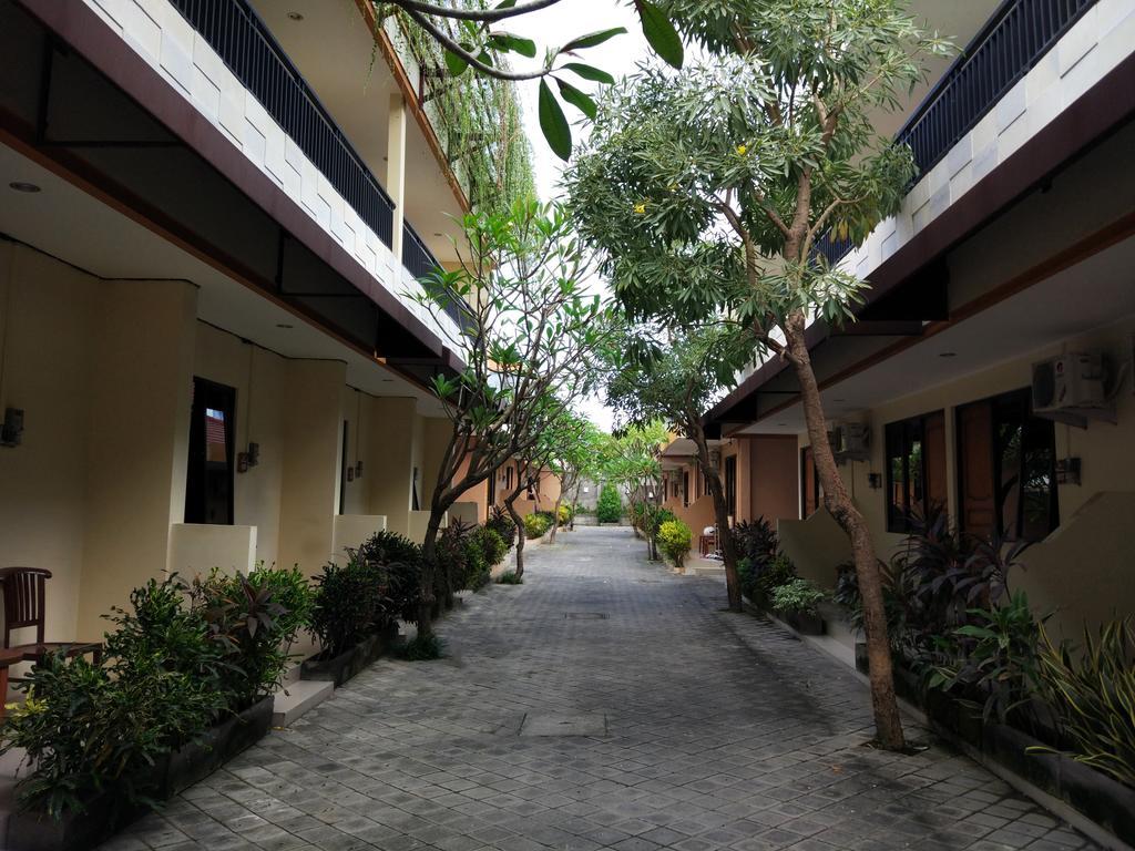 Hotel Dee Mansion Denpasar Esterno foto