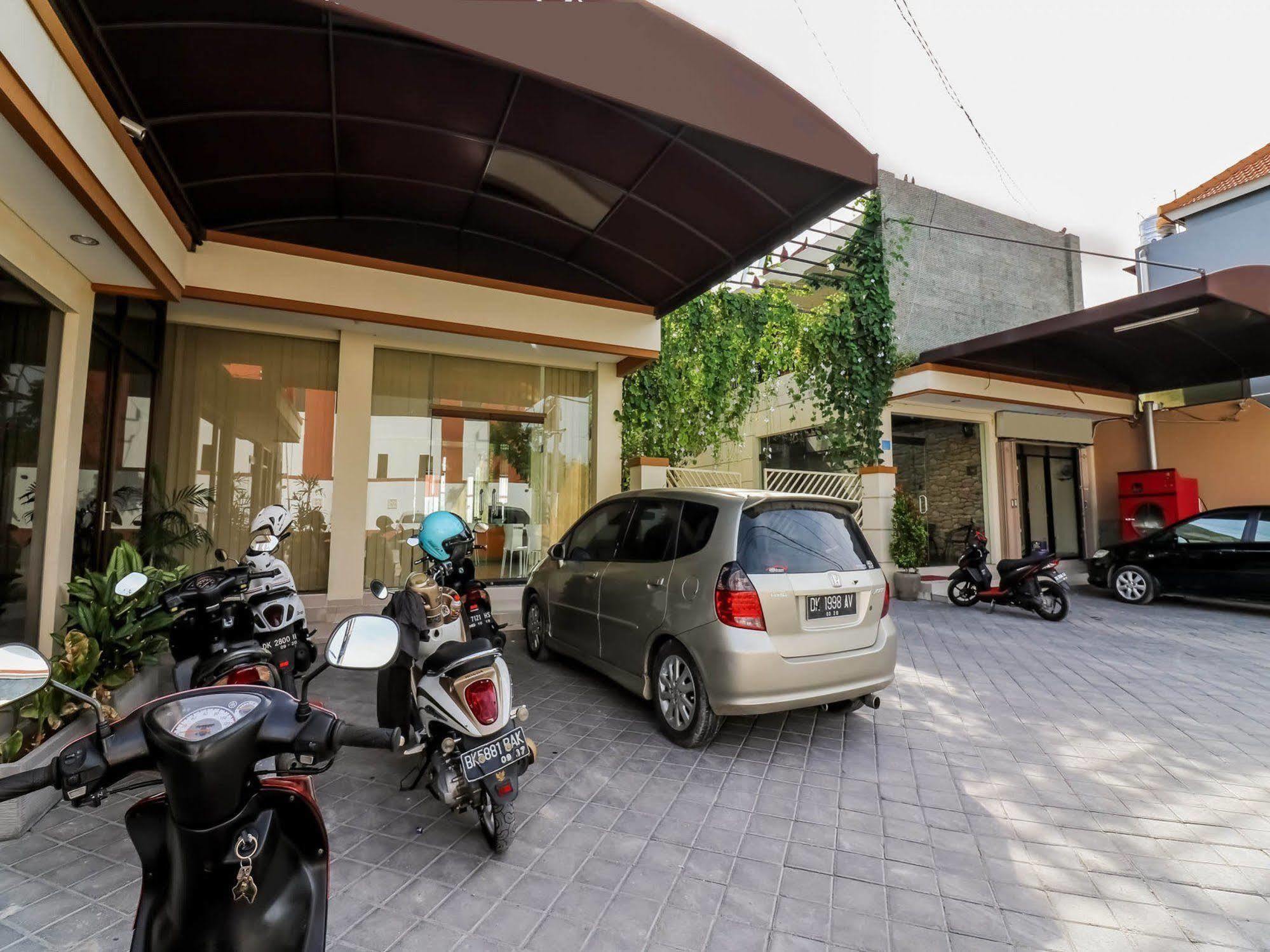 Hotel Dee Mansion Denpasar Esterno foto