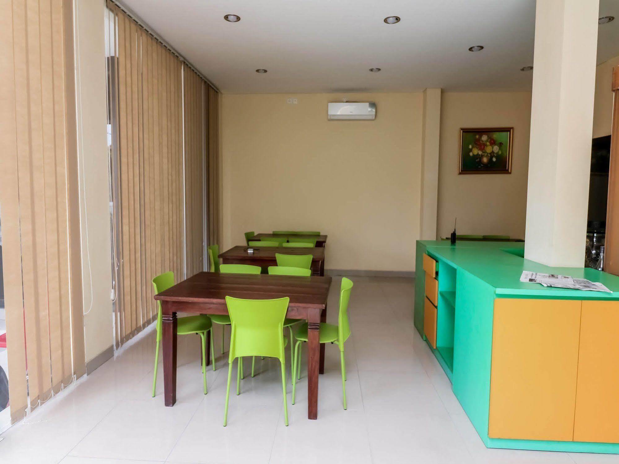 Hotel Dee Mansion Denpasar Esterno foto